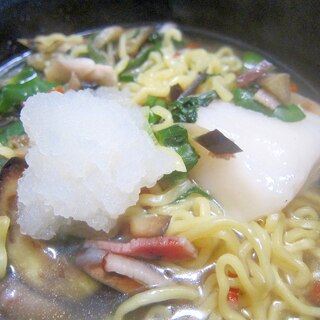 ベーコンと春菊と人参と舞茸とナスの餅入りラーメン